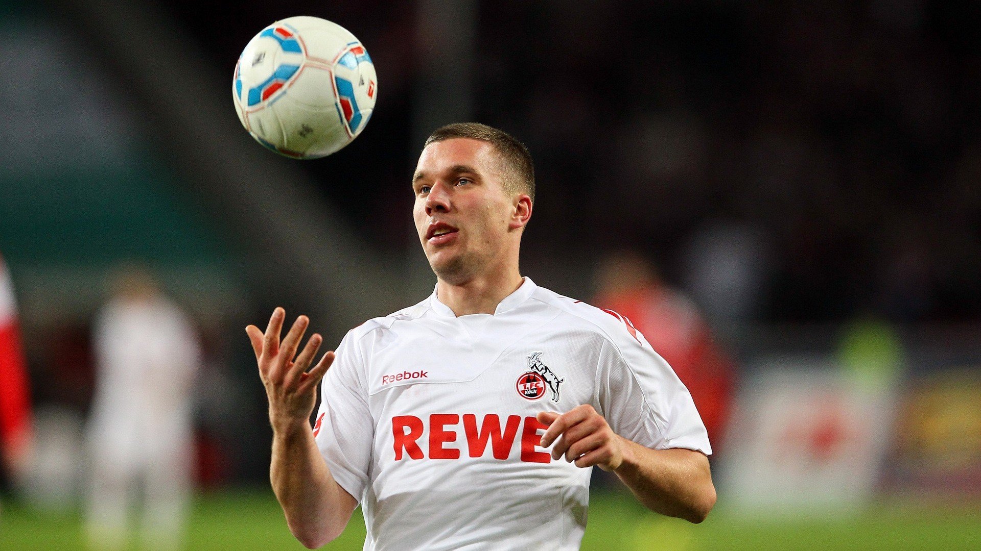 湖人内线球员频频抢板打乱对手节奏，湖人内扛